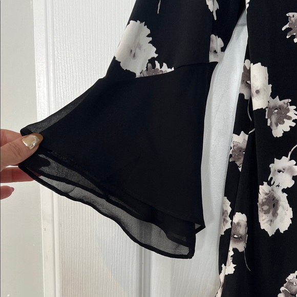 Ellen Tracy Black and White Floral Blouse - Picture 3 of 5